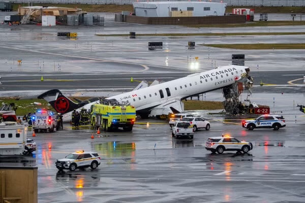 Emergency responders at the scene of the Air Canada Express collision at LaGuardia Airport. (File photo)
